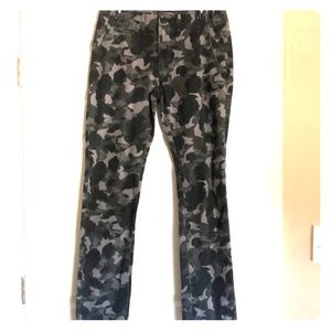 Men’s Aeropostale black and gray camo pants
